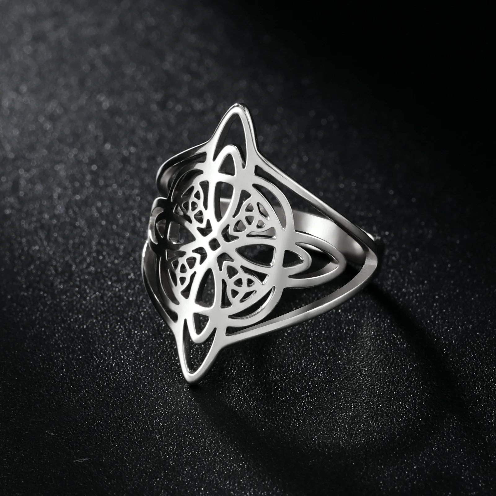 Openwork trinity knot ring