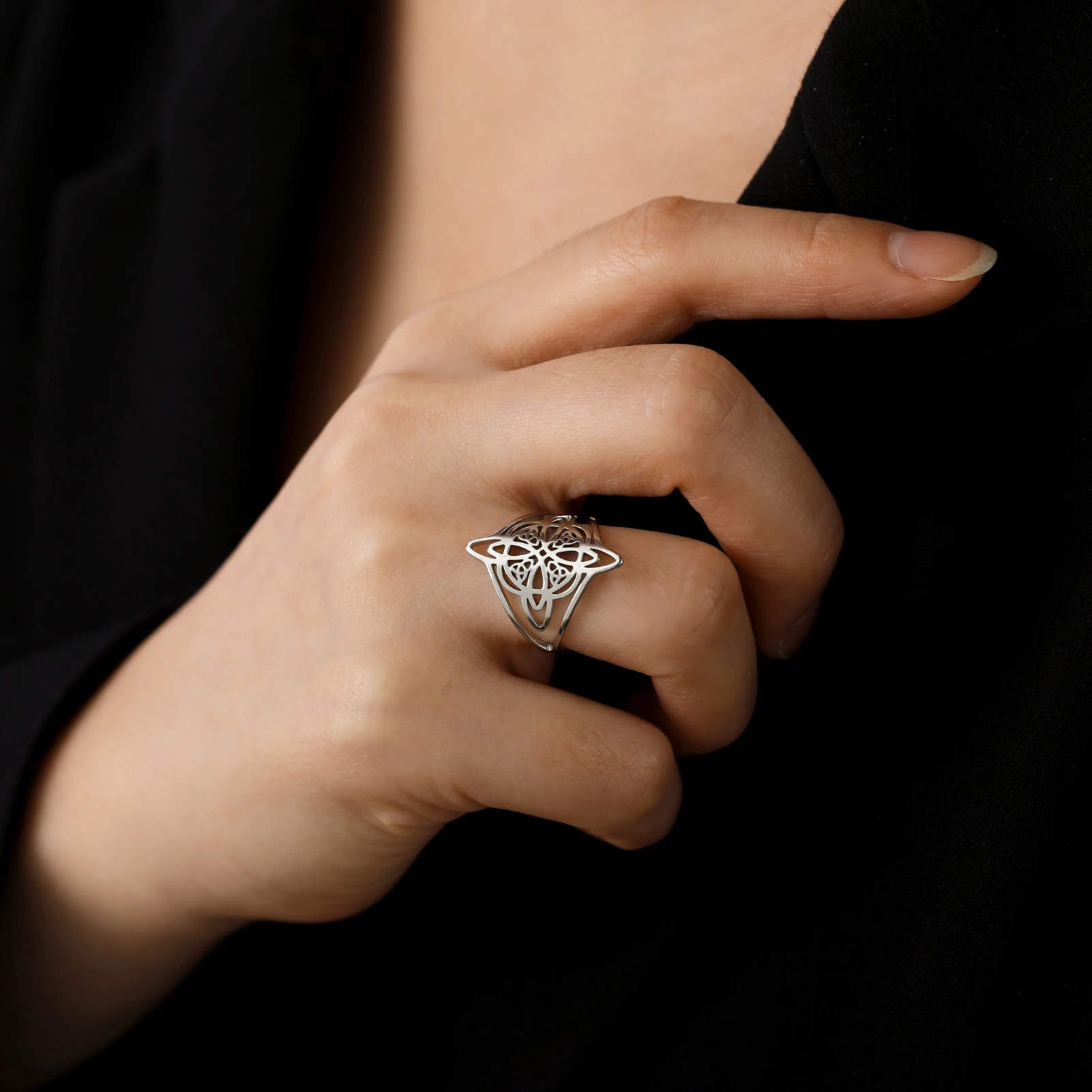 Openwork trinity knot ring