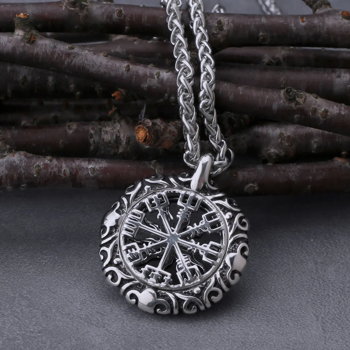 Openwork Vegvísir pendant