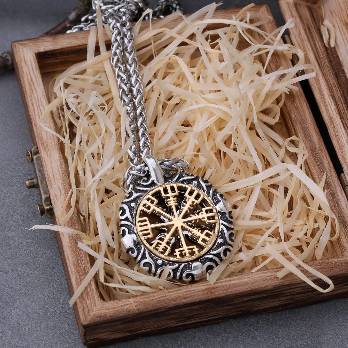 Openwork Vegvísir pendant