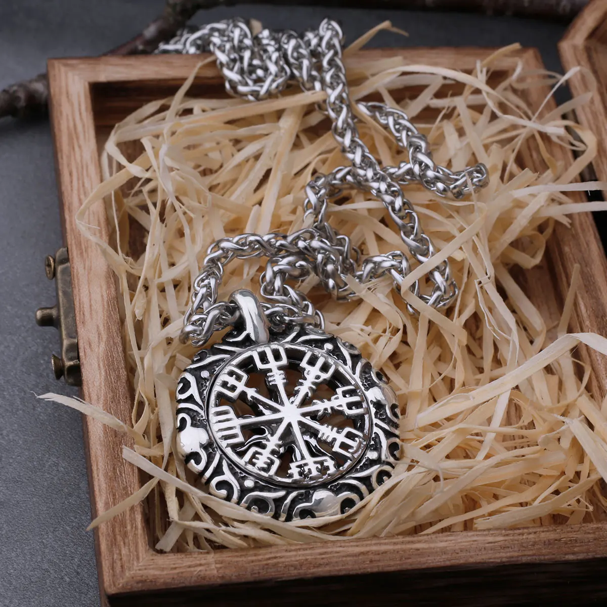 Openwork Vegvísir pendant
