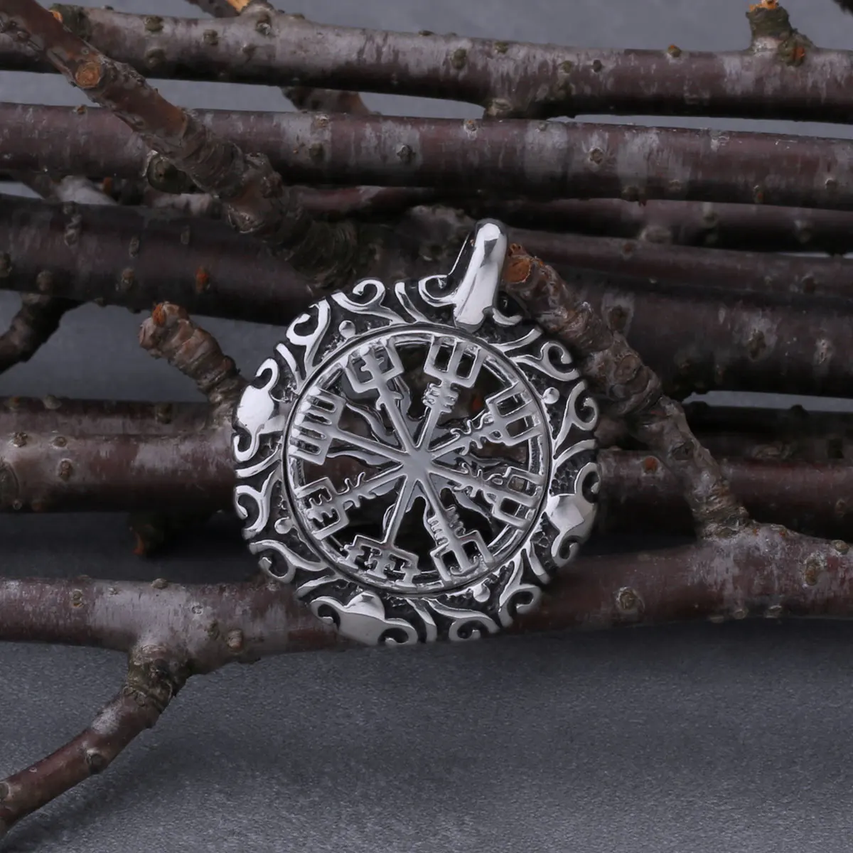 Openwork Vegvísir pendant