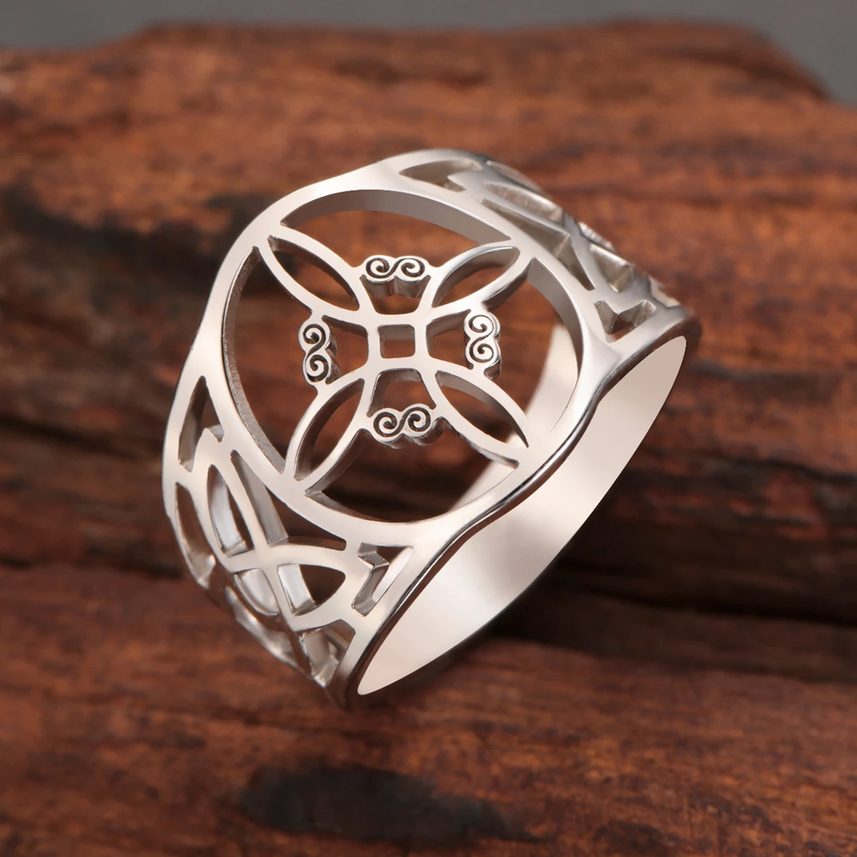 Openwork witch's knot ring