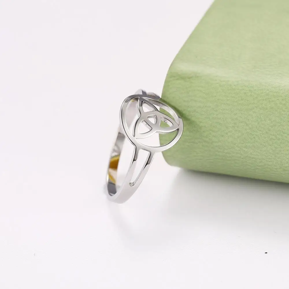 Trinity knot circle ring