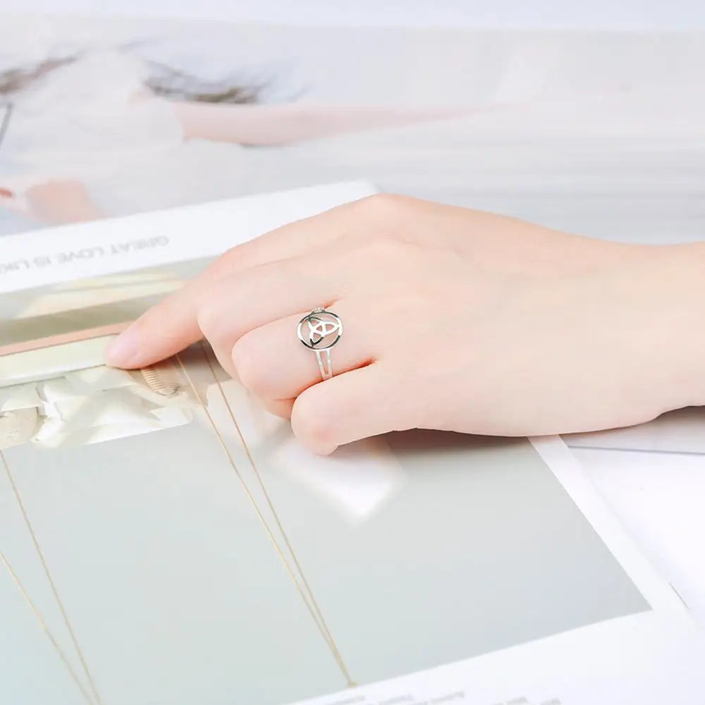 Trinity knot circle ring