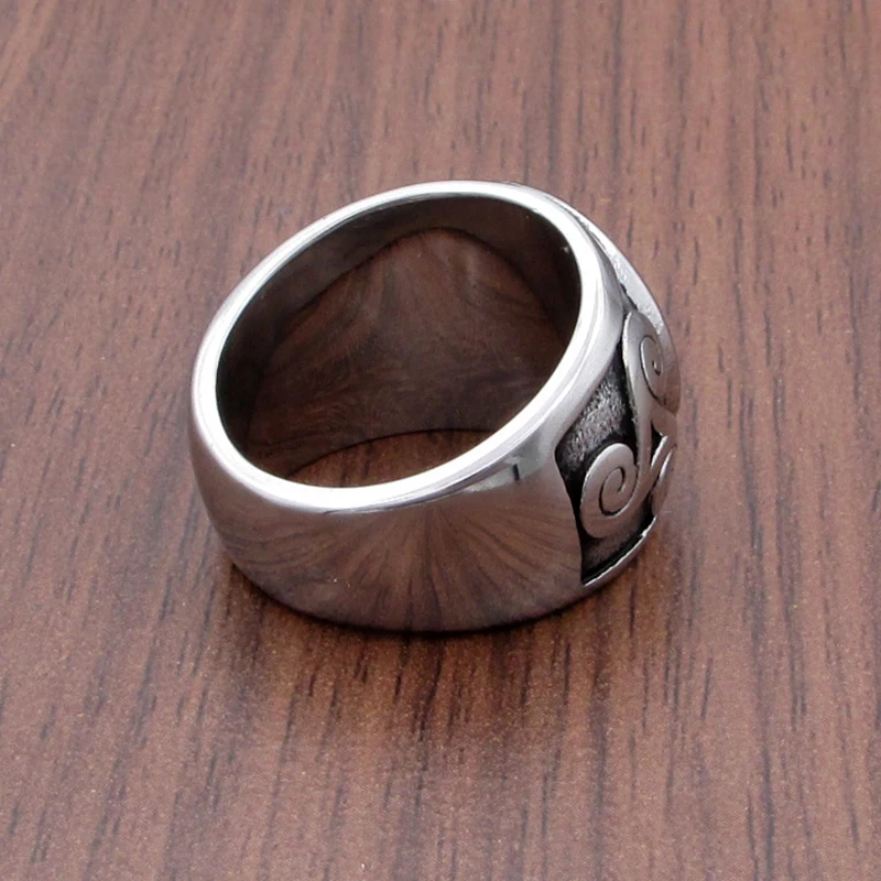 Triskele signet ring