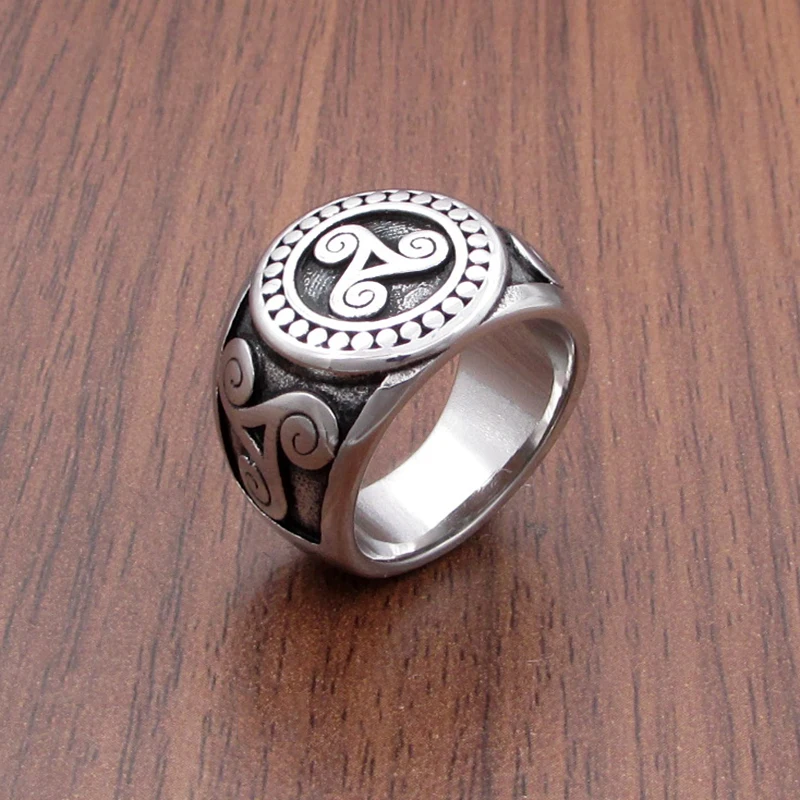 Triskele signet ring