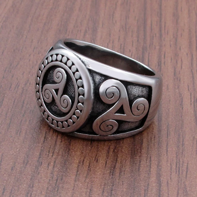 Triskele signet ring