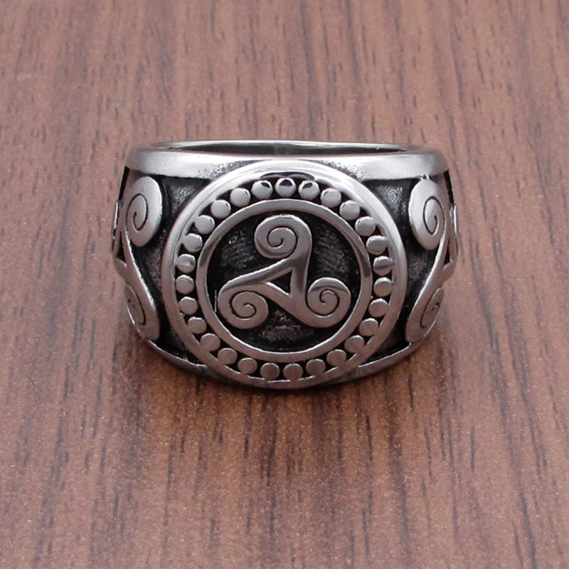 Triskele signet ring